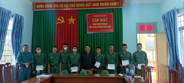 UBND xa Ea Khal gap mat quan nhan